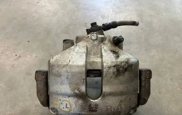 Volkswagen PASSAT B6 Front brake caliper
