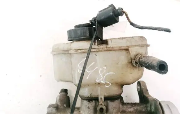 Brake fluid reservoir