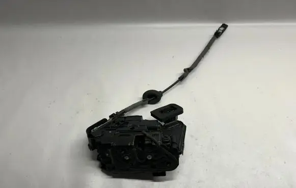 Volkswagen Jetta VII Rear door lock 17A839016