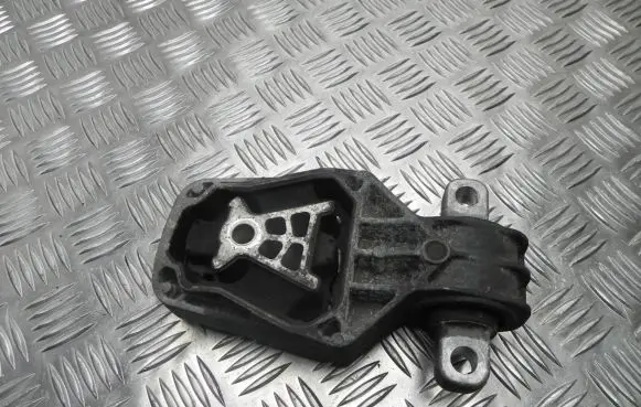 Mercedes-Benz CLA C117 X117 W117 Engine mount bracket A2462401209 VD10931
