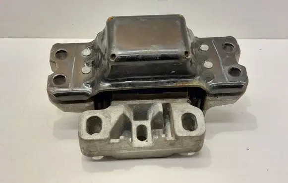 Volkswagen Jetta VI Engine mount bracket 1K0199555