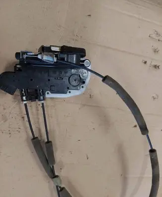 Nissan Leaf I (ZE0) Rear door lock E7114530