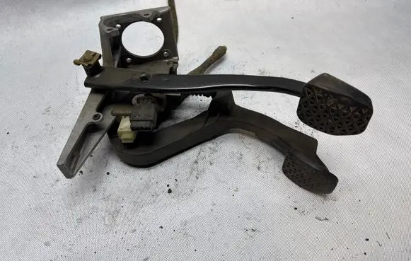 BMW 3 E36 Pedal assembly 1158384