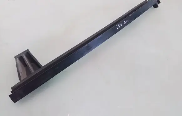 Hyundai i30 Rear door windshield rail 835102L00