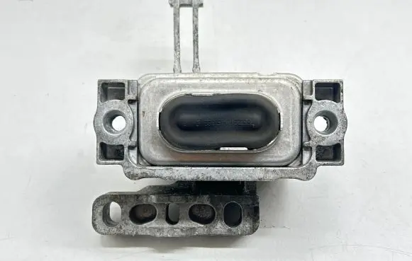 Volkswagen PASSAT B8 Engine mount bracket 3Q0199262J 05012017