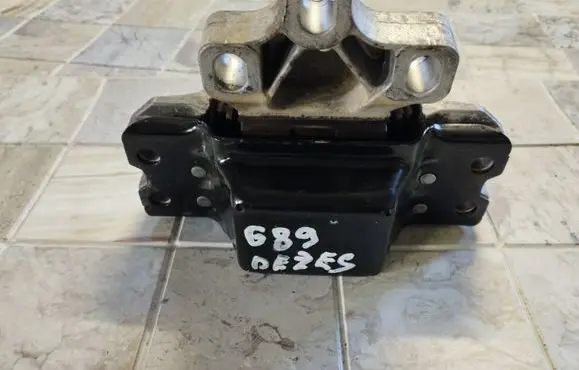 Volkswagen Golf Plus Engine mount bracket 1K0199555