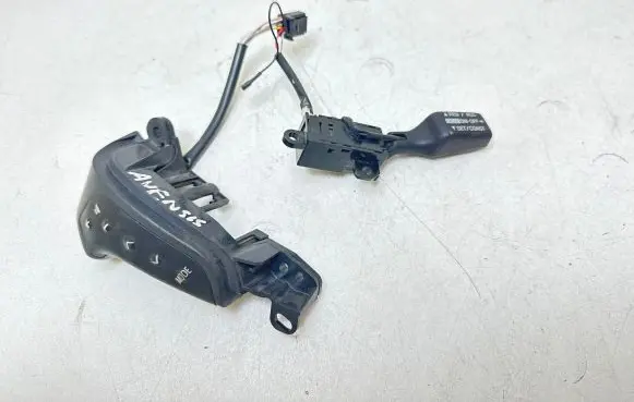 Toyota Avensis T250 Steering wheel buttons/switches 75B070