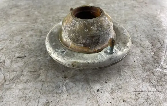 Volkswagen PASSAT B5.5 Front upper strut mount 