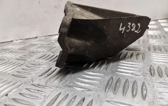 Volkswagen PASSAT B5.5 Engine mounting bracket 8D0399113AB