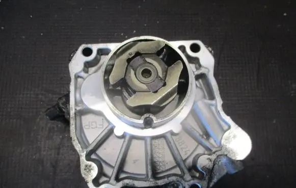 Opel Astra H Vacuum pump 55188660