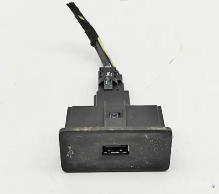 Volkswagen Caddy USB socket connector 5Q0035726C