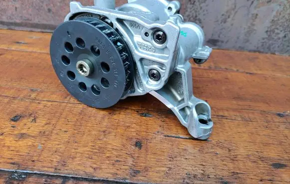 Volkswagen Touran III Oil pump 04L145208T 04L115263B