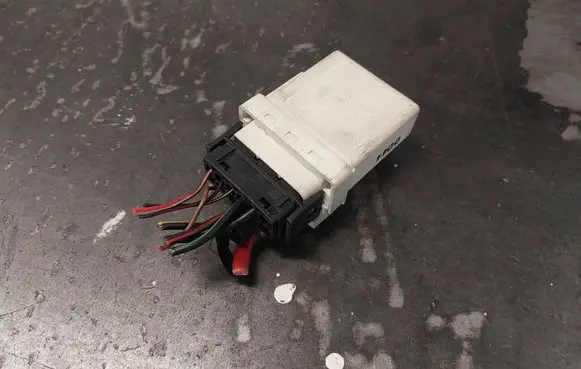 BMW 5 E39 Glow plug pre-heat relay 2247664