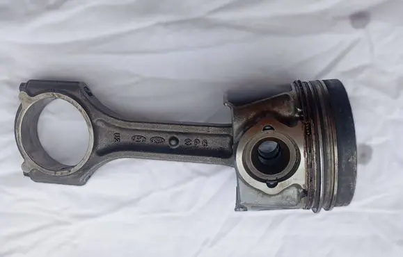 Hyundai i30 Piston with connecting rod D4FB
