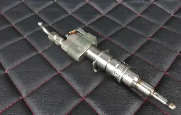 BMW 3 E90 E91 Fuel injector 7589048
