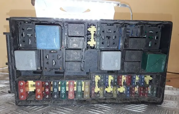 Ford Focus Fuse module 2M5T14A067BB 98AG14A142AD