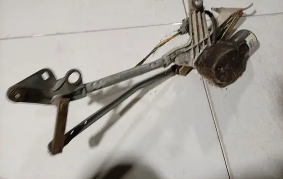 Renault Laguna I Front wiper linkage and motor 