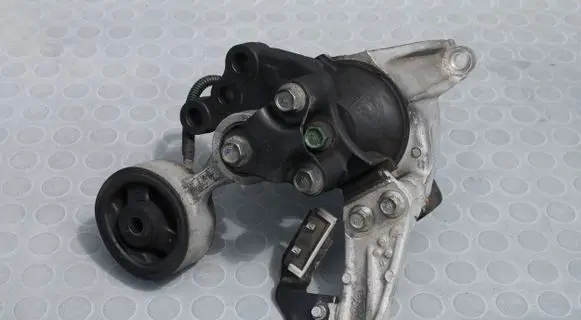 Honda Civic IX Engine mount bracket