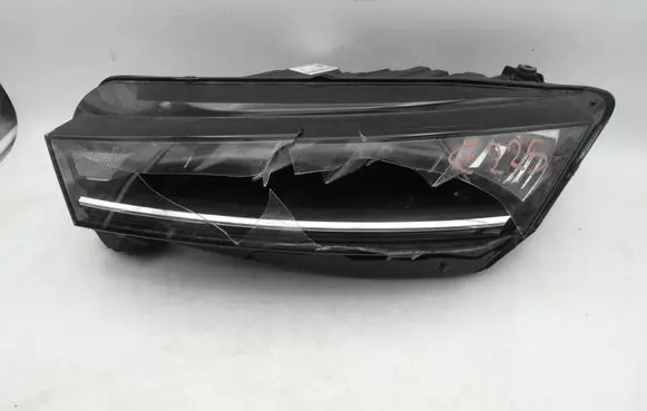 Skoda Octavia Mk4 Headlight/headlamp 5E4941015 LE18A6418