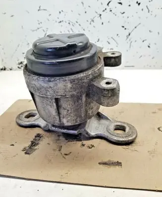 Ford Mondeo Mk III Engine mount bracket 2S716037AA nr4106