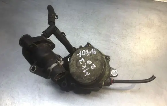 Ford Mondeo Mk III Vacuum pump XS702A451