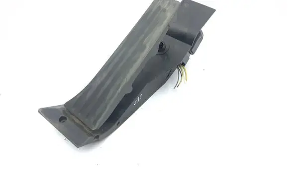 Accelerator throttle pedal