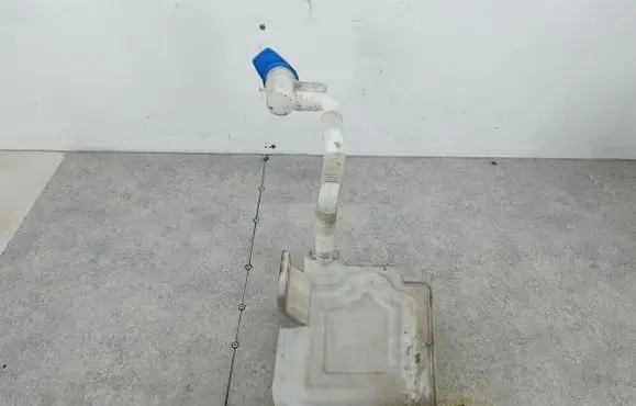 Volkswagen Golf VI Windshield washer fluid reservoir/tank 