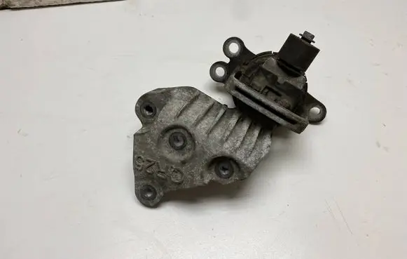 Engine mount bracket
