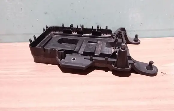 Volkswagen Golf V Battery tray 1K0915325
