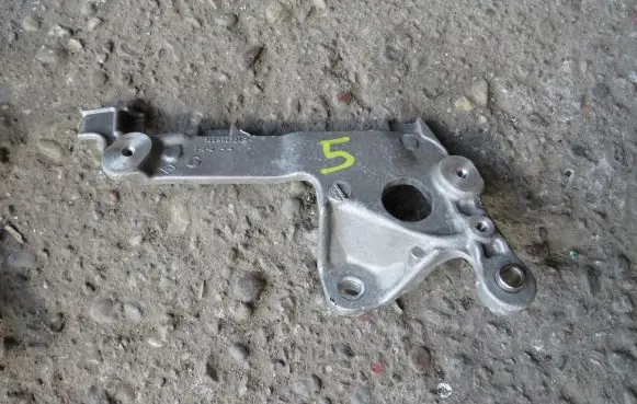 Dacia Duster II Engine mounting bracket 144864724R