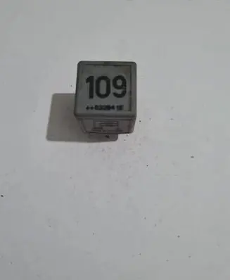Volkswagen Transporter - Caravelle T5 Other relay 1J0906381A V23134B63X396