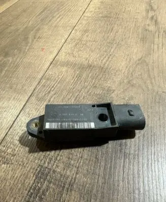 Mercedes-Benz E W211 Airbag deployment crash/impact sensor A0028202726 25571203A4 00282027265