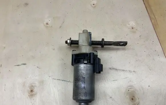 Toyota Avensis T250 Seat adjustment motor 8582033020 43944010080 1620006861