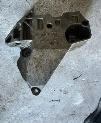 Engine mounting bracket