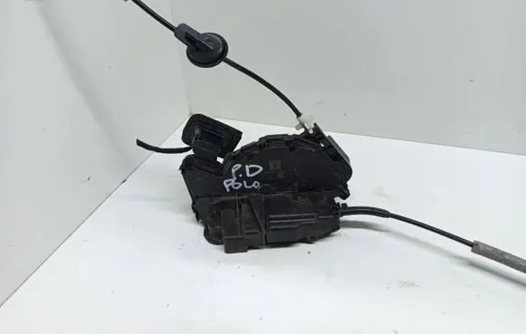 Volkswagen Polo VI Front door lock 45340180