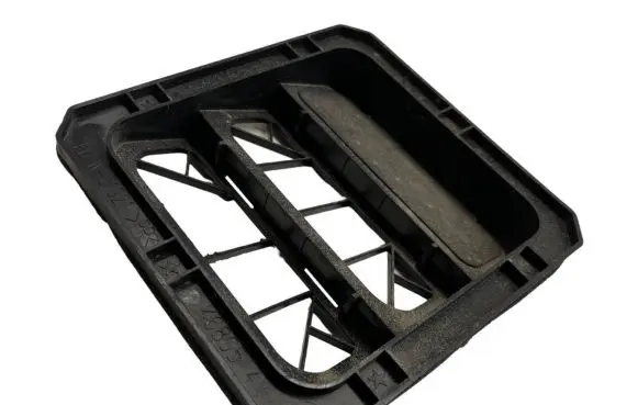 Quarter panel pressure vent