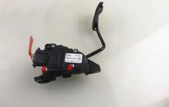 Accelerator throttle pedal