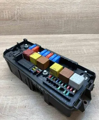 Opel Vectra C Fuse module 13187191