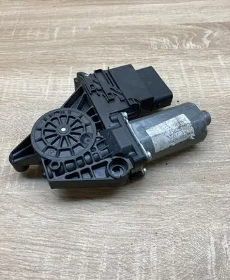 Volkswagen Touran I Rear door window regulator motor 3U0959811 105406301