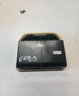 Quarter panel pressure vent
