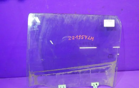 Nissan Juke I F15 Front door window glass four-door