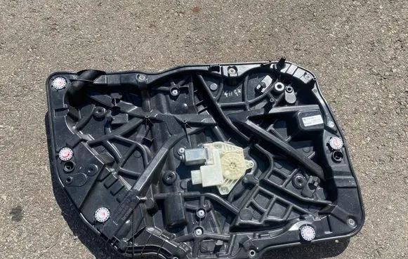 Rear door manual window regulator