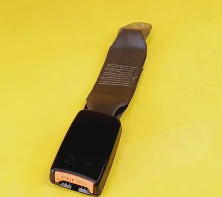 Suzuki Swift I Middle seatbelt buckle (rear) 