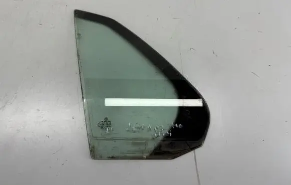 Volkswagen Jetta V Rear vent window glass 43R004528