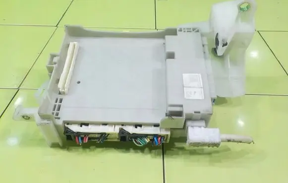 Toyota Auris 150 Central body control module 8273012T80