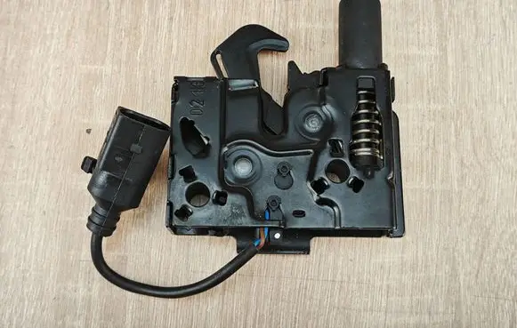 Audi A4 S4 B9 Engine bonnet/hood lock/catch 8W0823509