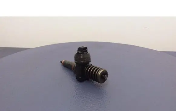 Volkswagen PASSAT B5.5 Fuel injector 038130073AL