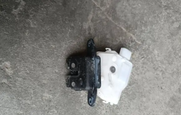 Toyota Yaris Loading door lock 