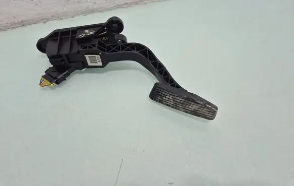 Hyundai Tucson JM Accelerator throttle pedal 327262E301