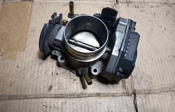 Volkswagen Golf IV Throttle valve 06A133064J